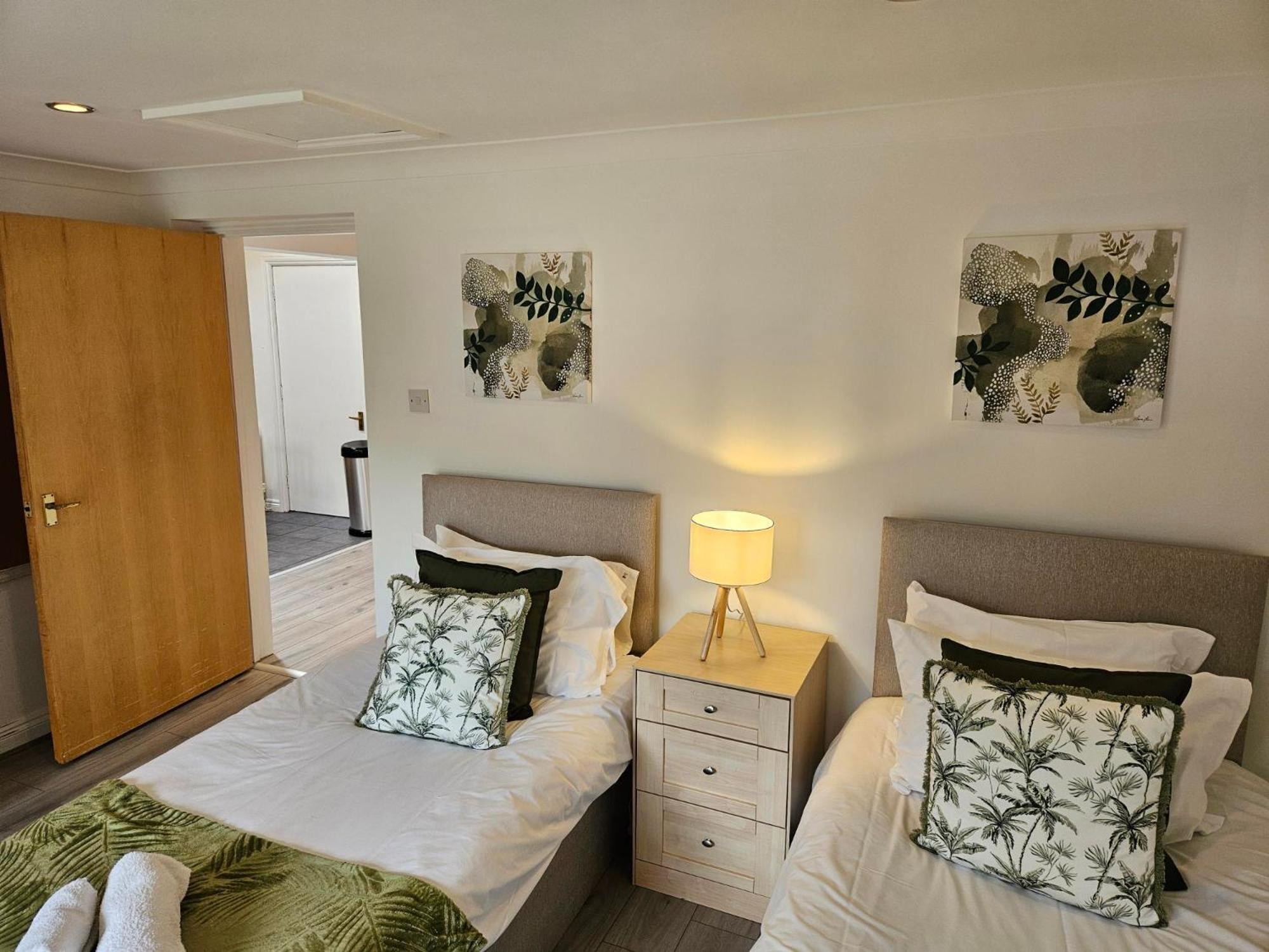 Redcot Gardens Stamford 4 Bed Contractor Familt Home With Parking Екстер'єр фото